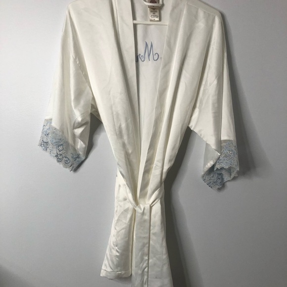 The Mrs. Robe - Picture 6 of 8